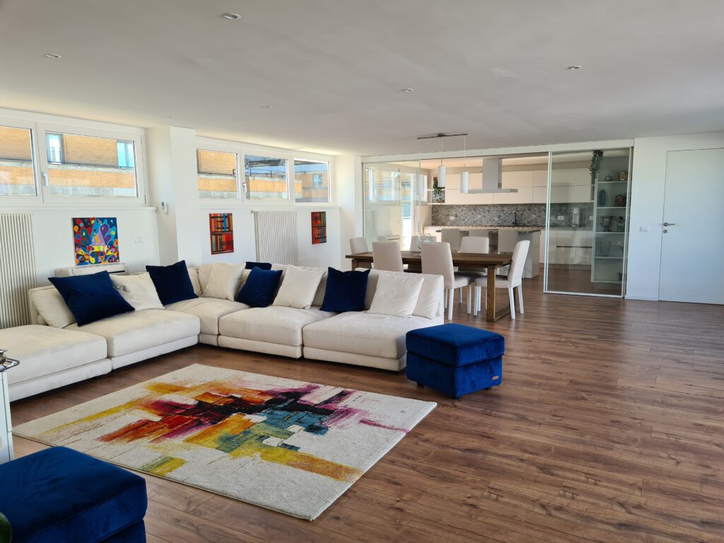 Utilizzo delle vetrate per creare un effetto open space: Trasparenza è la parola d’ordine